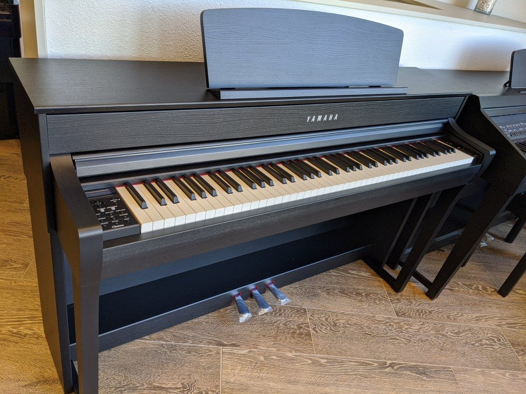 Yamaha CLP-745 digital piano