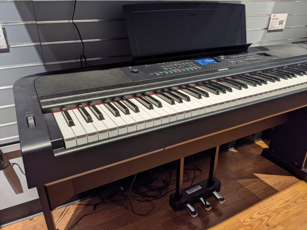 Yamaha DGX-670 piano