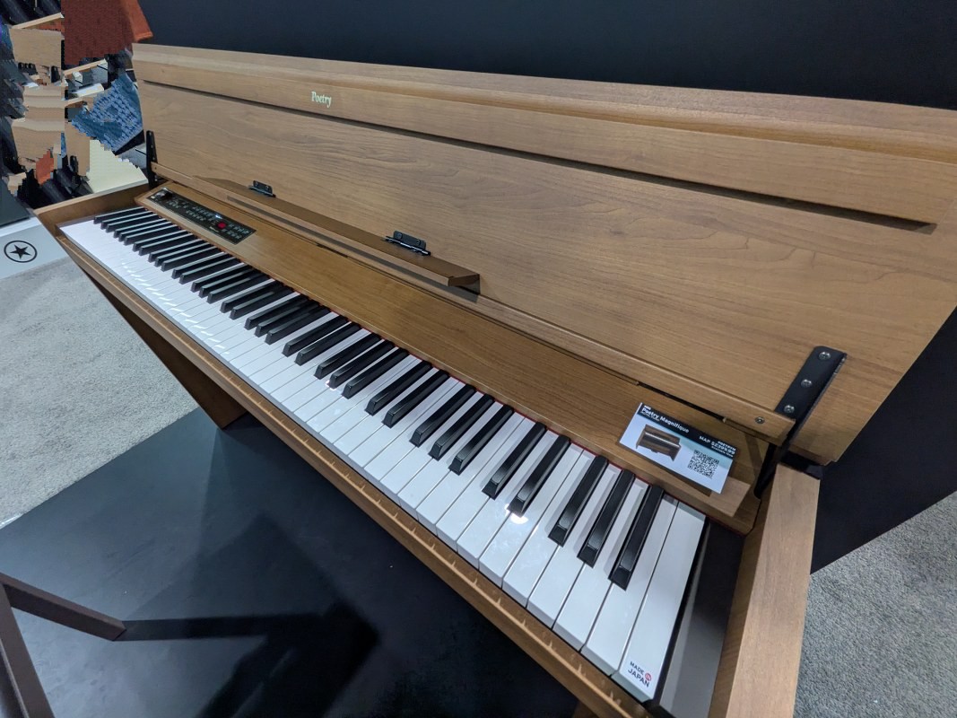 Korg Poetry Magnifique - side view